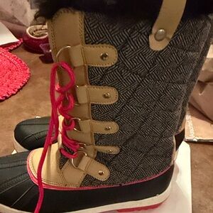 Stylish Women's Black and Tan Boots
